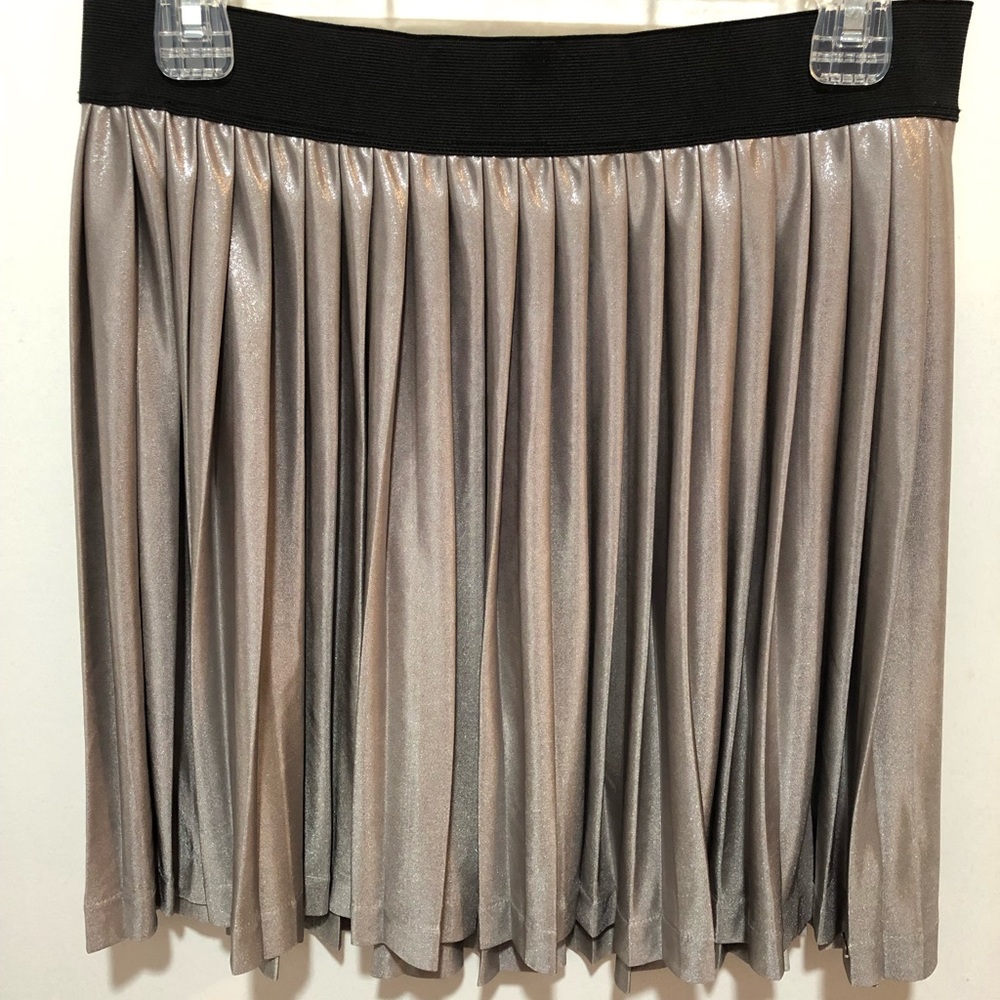 Guess silver pleated mini skirt size Large